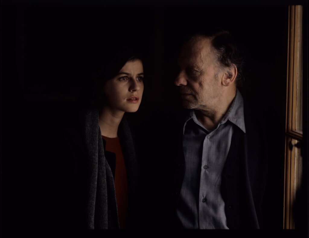 Główni bohaterowie filmu: Valentine (Jacob) i emerytowany sędzia Joseph Kern (Trintignant) w mieszkaniu sędziego.