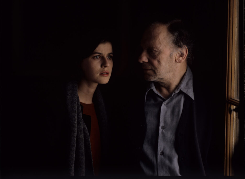 Główni bohaterowie filmu: Valentine (Jacob) i emerytowany sędzia Joseph Kern (Trintignant) w mieszkaniu sędziego.