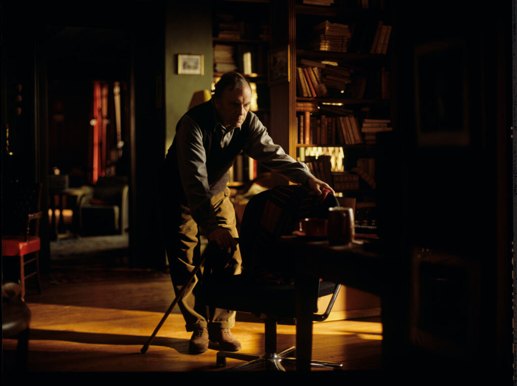 Emerytowany sędzia Joseph Kern (Jean-Louis Trintignant) w swoim mieszkaniu.