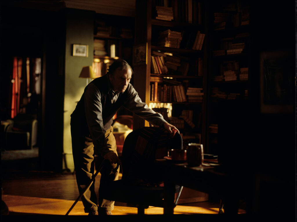 Emerytowany sędzia Joseph Kern (Jean-Louis Trintignant) w swoim mieszkaniu.