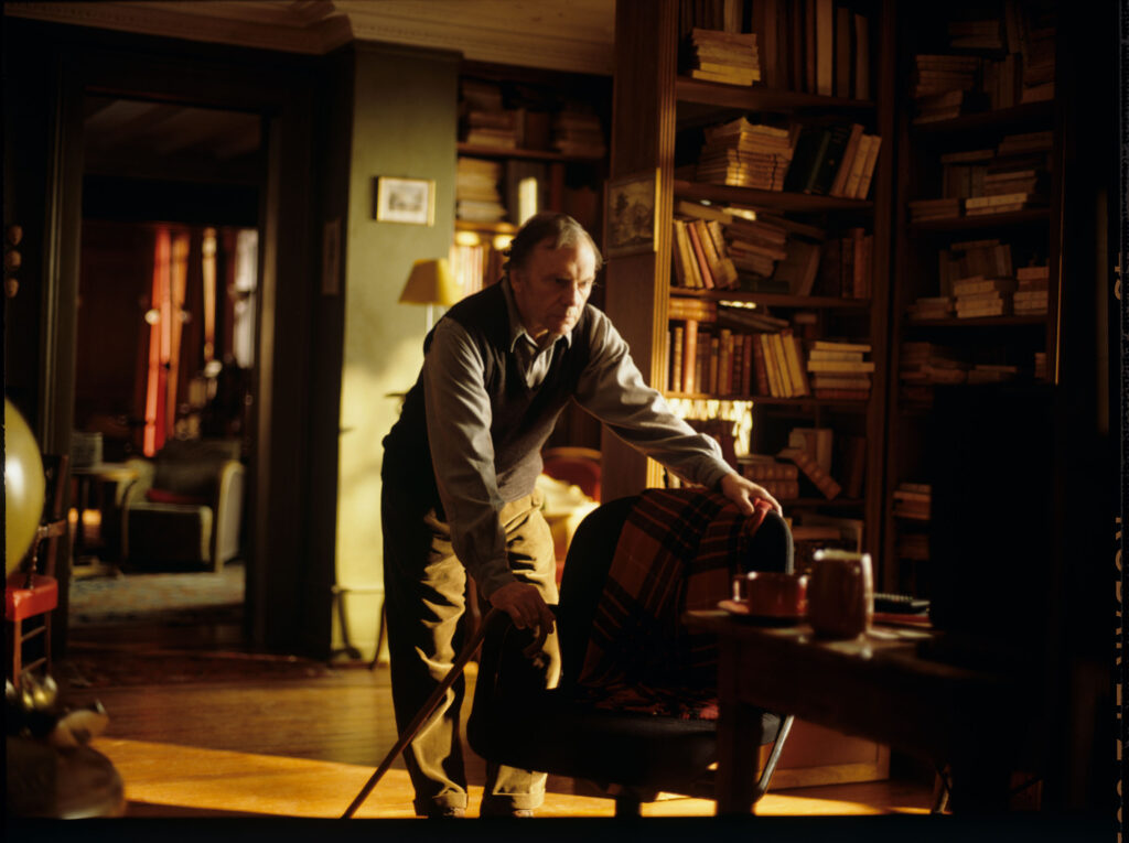 Emerytowany sędzia Joseph Kern (Jean-Louis Trintignant) w swoim mieszkaniu.