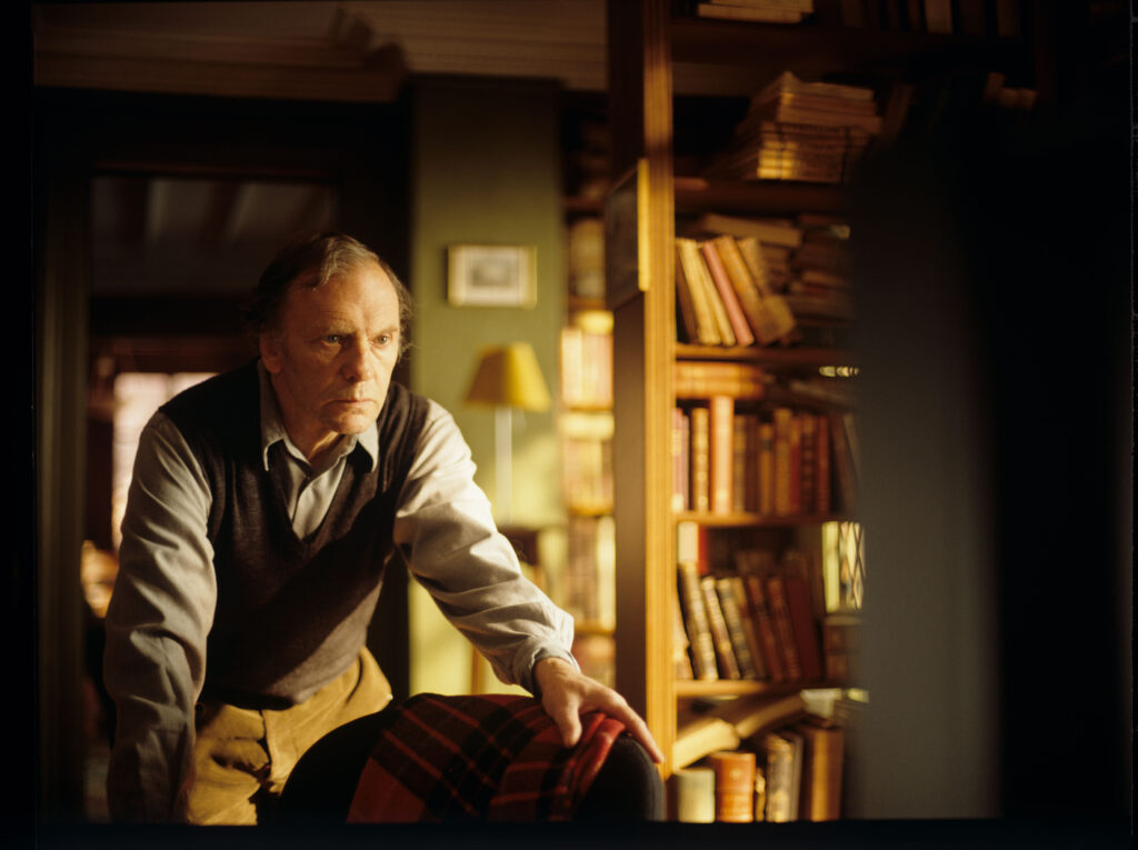 Emerytowany sędzia Joseph Kern (Jean-Louis Trintignant) w swoim mieszkaniu.