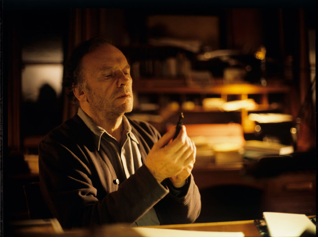 Emerytowany sędzia Joseph Kern (Jean-Louis Trintignant) w swoim mieszkaniu.