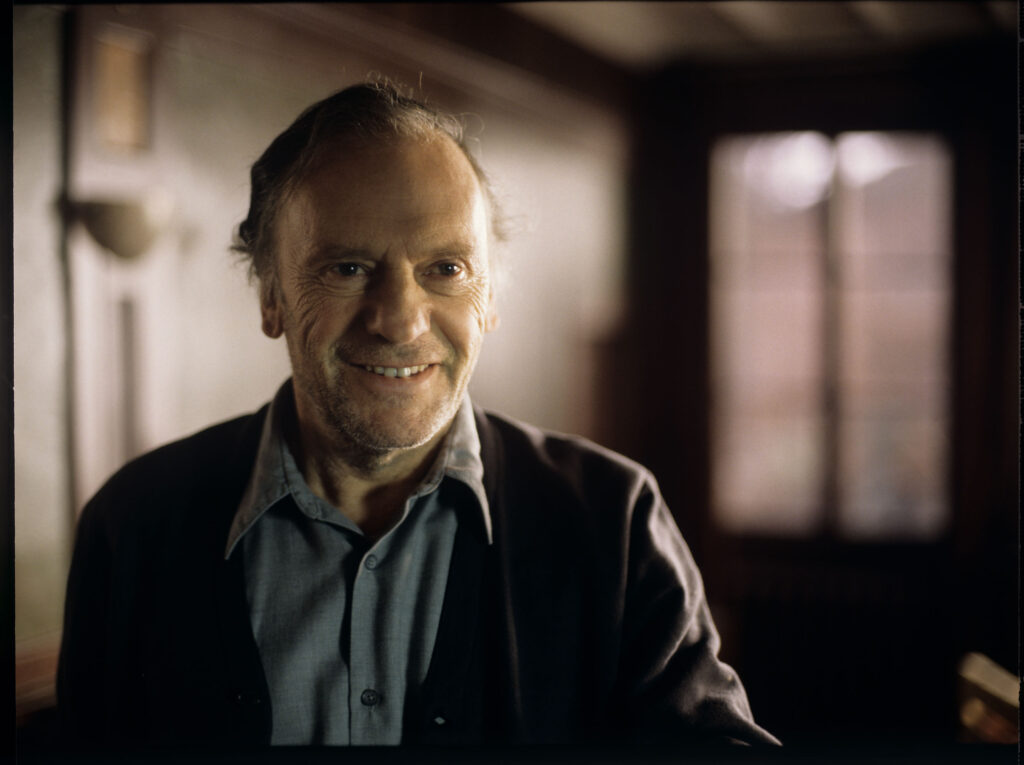 Emerytowany sędzia Joseph Kern (Jean-Louis Trintignant) w swoim mieszkaniu.