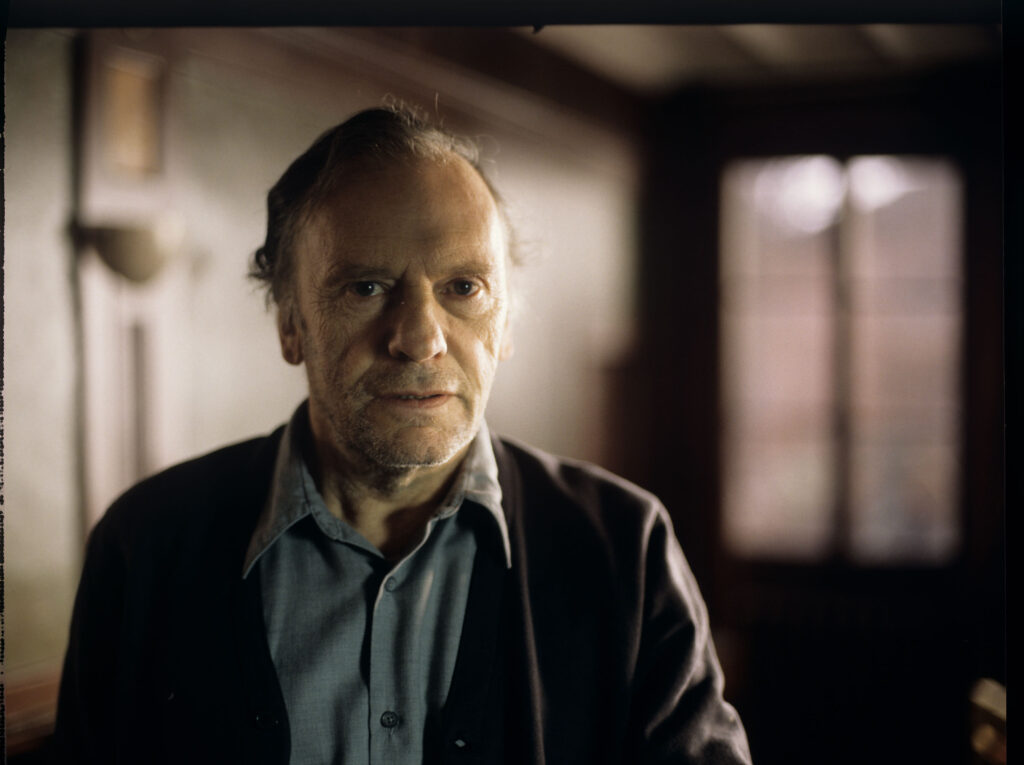 Emerytowany sędzia Joseph Kern (Jean-Louis Trintignant) w swoim mieszkaniu.