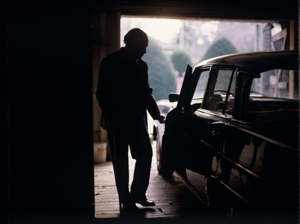 Emerytowany sędzia Joseph Kern (Jean-Louis Trintignant) przy samochodzie.