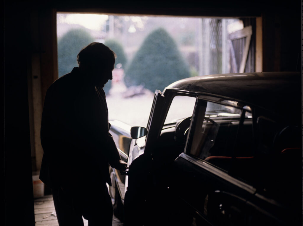 Emerytowany sędzia Joseph Kern (Jean-Louis Trintignant) przy samochodzie.