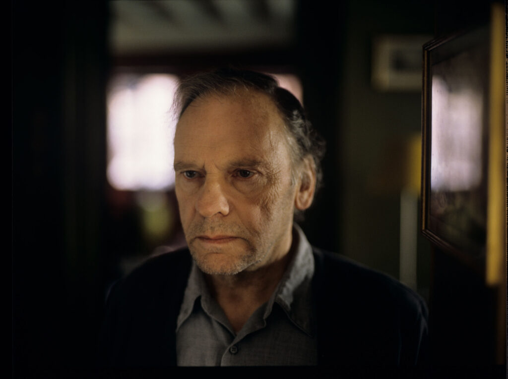 Emerytowany sędzia Joseph Kern (Jean-Louis Trintignant) w swoim mieszkaniu.