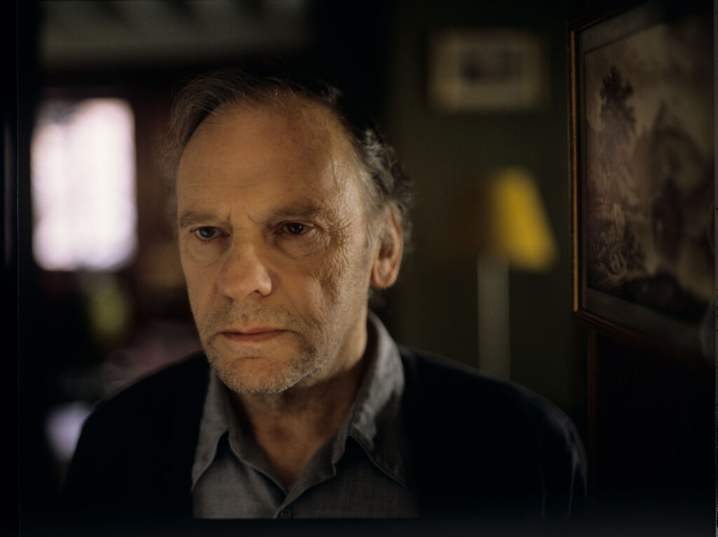 Emerytowany sędzia Joseph Kern (Jean-Louis Trintignant) w swoim mieszkaniu.