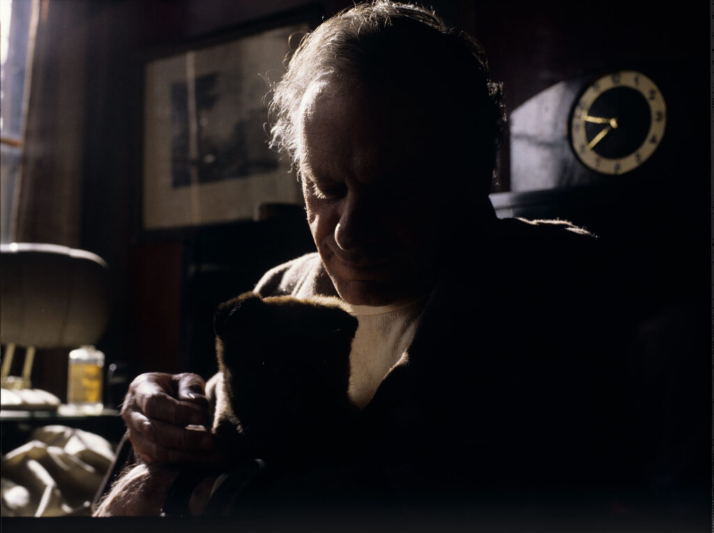 Emerytowany sędzia Joseph Kern (Jean-Louis Trintignant) ze szczeniakami Rity.