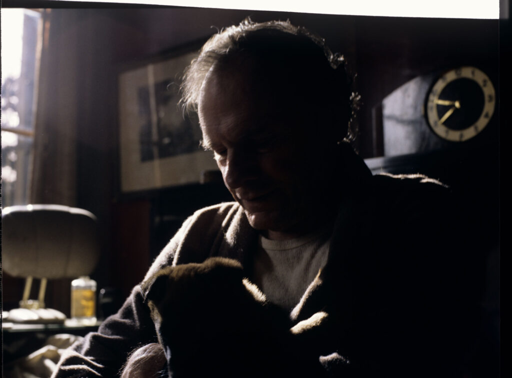 Emerytowany sędzia Joseph Kern (Jean-Louis Trintignant) ze szczeniakami Rity.