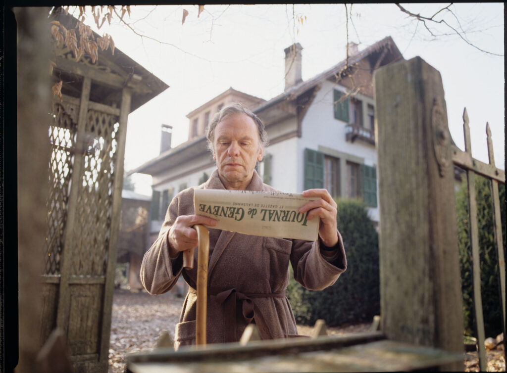 Emerytowany sędzia Joseph Kern (Jean-Louis Trintignant) ze szczeniakami Rity.