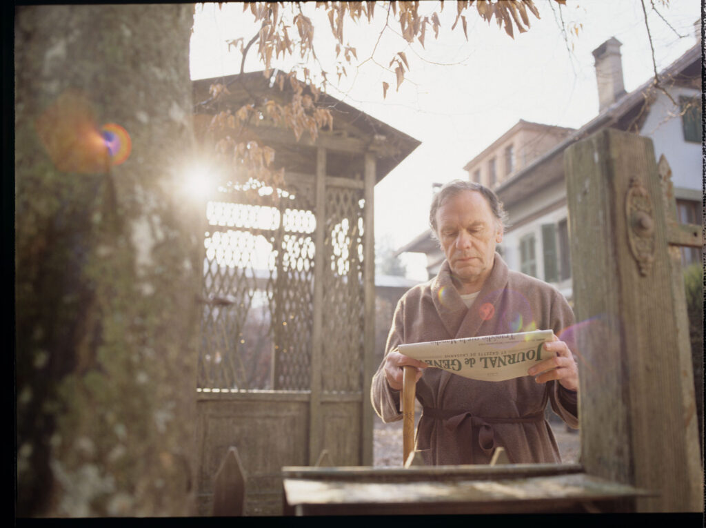 Retired judge Joseph Kern (Trintignant) learns from the morning newspaper about the disaster of a ferry bound for England.