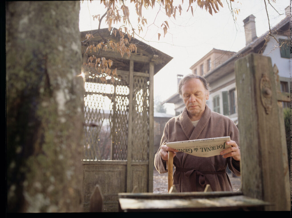 Emerytowany sędzia Joseph Kern (Trintignant) dowiaduje sie z porannej gazety o katastrofie promu płynącego do Anglii.