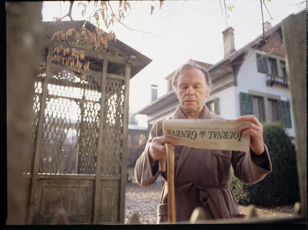 Emerytowany sędzia Joseph Kern (Trintignant) dowiaduje sie z porannej gazety o katastrofie promu płynącego do Anglii.