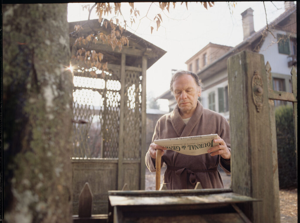 Emerytowany sędzia Joseph Kern (Trintignant) dowiaduje sie z porannej gazety o katastrofie promu płynącego do Anglii.