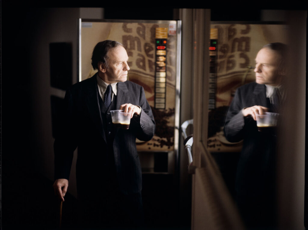 Emerytowany sędzia Joseph Kern (Jean-Louis Trintignant) w swoim mieszkaniu.