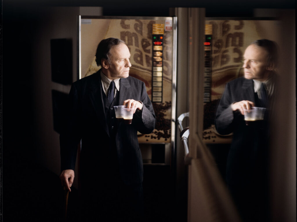 Emerytowany sędzia Joseph Kern (Jean-Louis Trintignant) w swoim mieszkaniu.