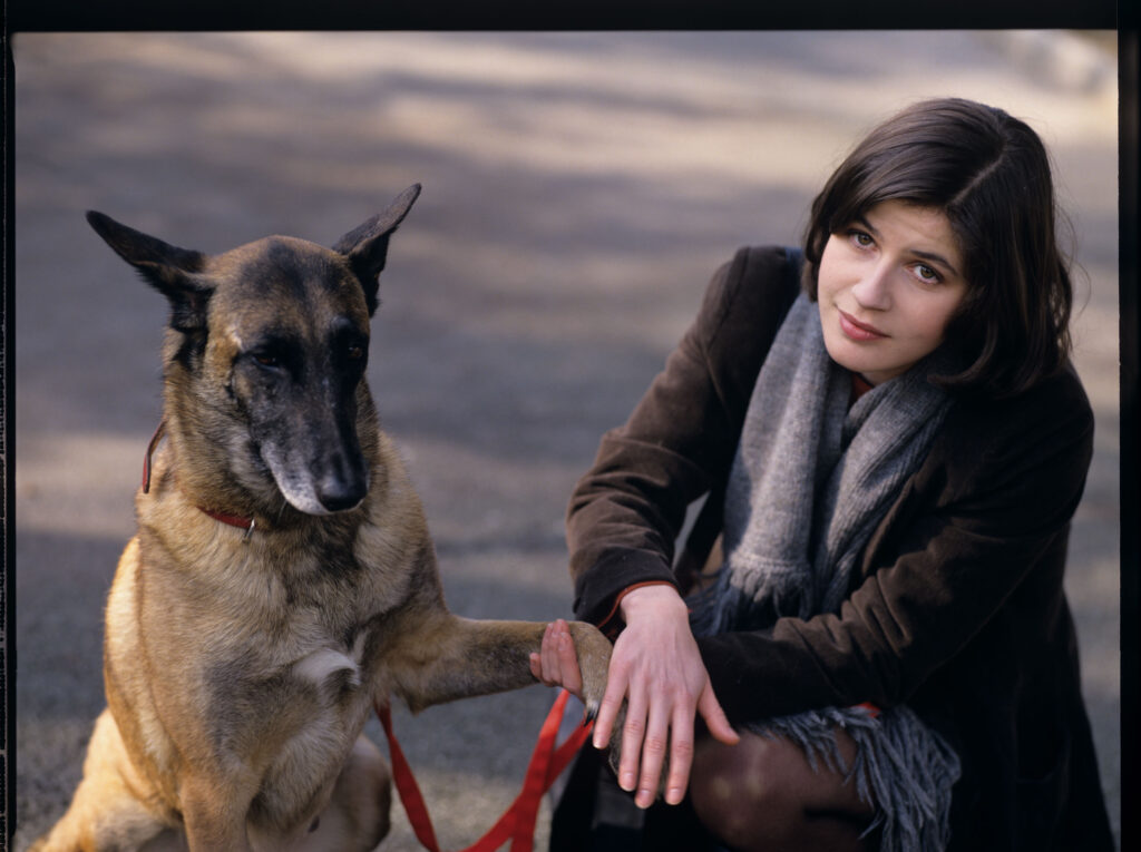 Lekarka weterynarii (Marion Stalens) opatruje psa, którego Valentine potrąciła swoim samochodem.