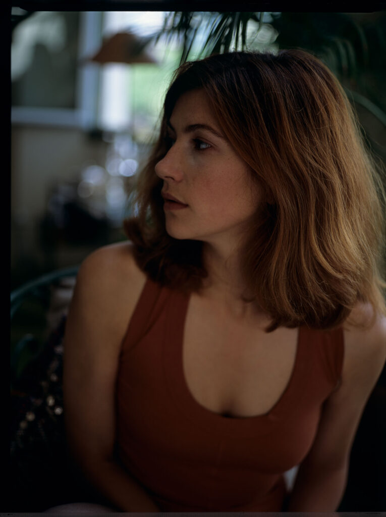 Sandrine (Florence Pernel), kochanka Patrice'a de Courcy, kompozytora, który zginął tragicznie w wypadku samochodowym.