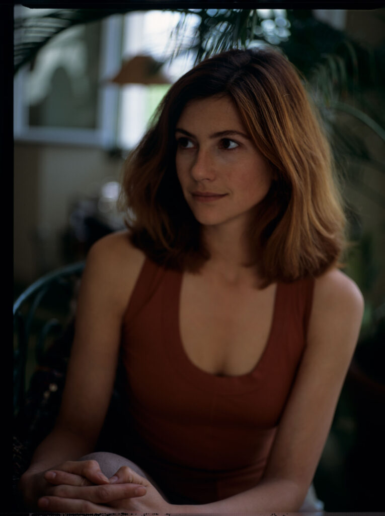 Sandrine (Florence Pernel), kochanka Patrice'a de Courcy, kompozytora, który zginął tragicznie w wypadku samochodowym.