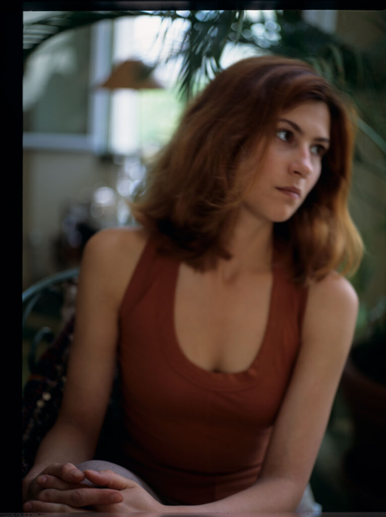 Sandrine (Florence Pernel), kochanka Patrice'a de Courcy, kompozytora, który zginął tragicznie w wypadku samochodowym.