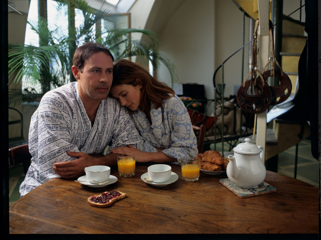 Patrice de Courcy (Hugues Quester) with her lover Sandrine (Florence Pernel).