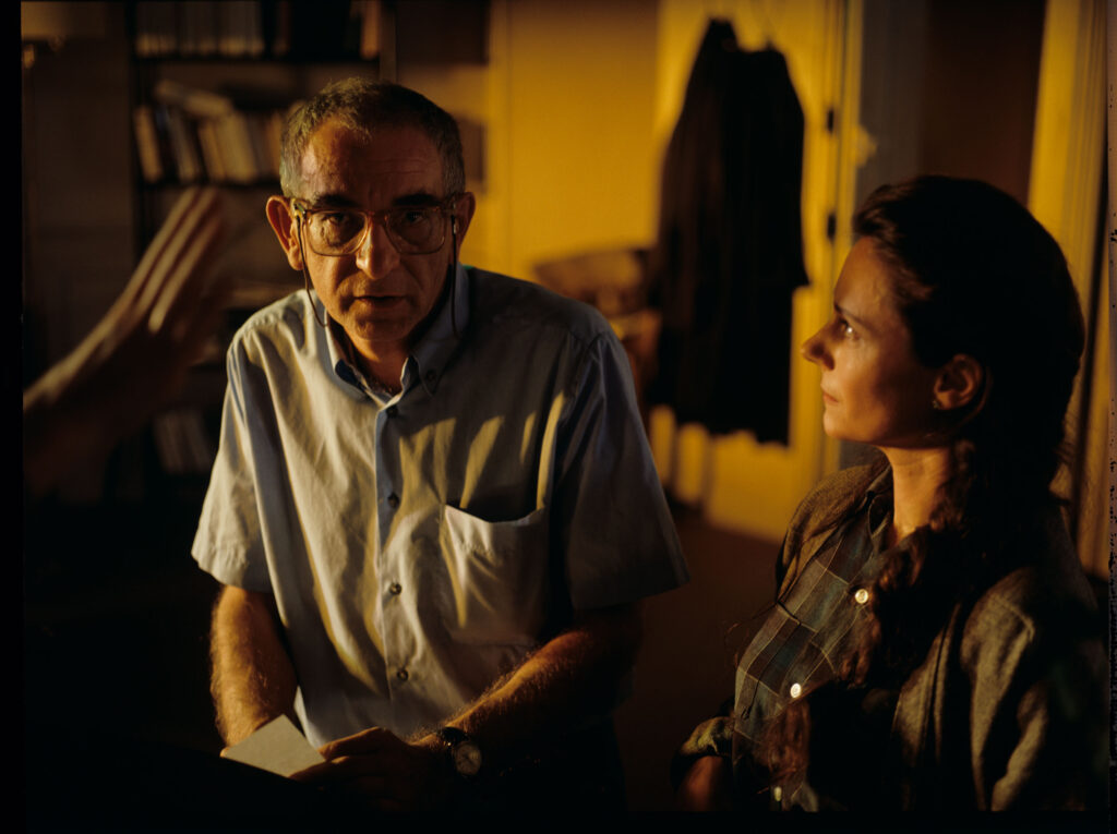 Krzysztof Kieślowski (reżyser) udziela wskazowek aktorce Catherine Therouenne grającą rolę sąsiadki.