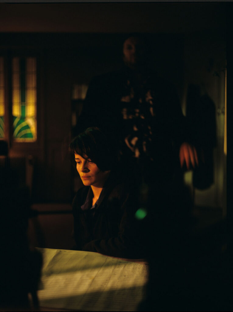 Juliette Binoche (as Julie) and Krzysztof Preisner (composer of music for the film) on the set.
