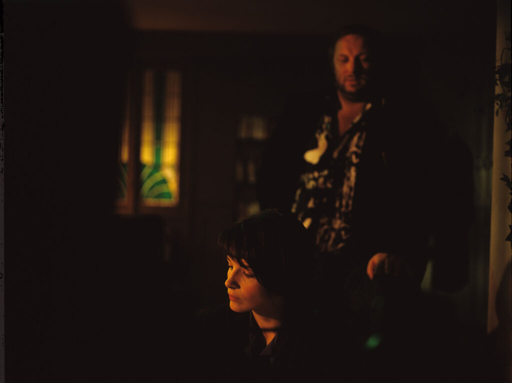 Juliette Binoche (odtwórczyni roli Julie) i Krzysztof Preisner (kompozytor muzyki do filmu) na planie zdjęciowym.