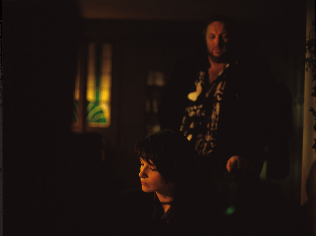 Juliette Binoche (as Julie) and Krzysztof Preisner (composer of music for the film) on the set.