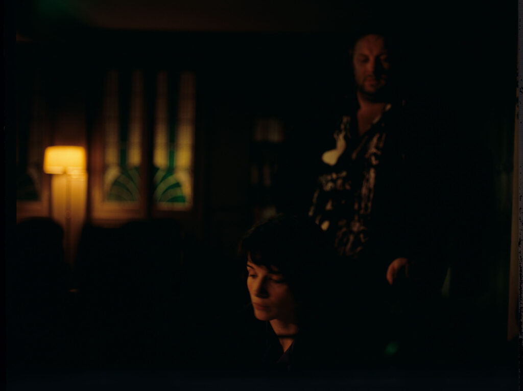 Juliette Binoche (odtwórczyni roli Julie) i Krzysztof Preisner (kompozytor muzyki do filmu) na planie zdjęciowym.