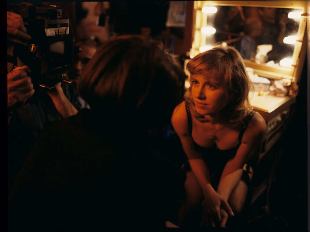 Kieślowski (director) and actresses during the filming of the conversation scene in the Live-Show nightclub in Paris.