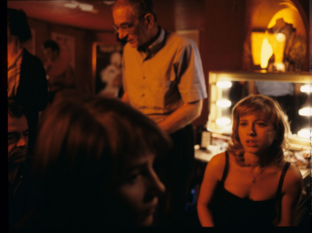 Kieślowski (director) and actresses during the filming of the conversation scene in the Live-Show nightclub in Paris.