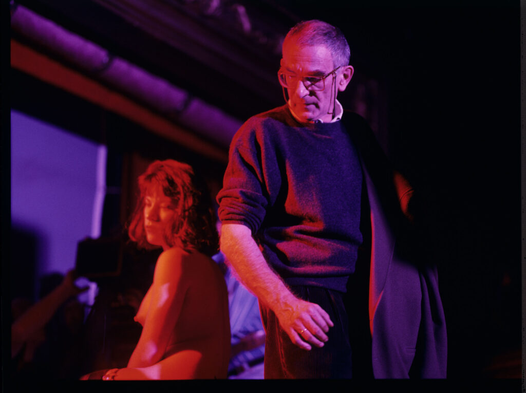 Krzysztof Kieślowski (reżyser) i striptizerka na planie zdjęciowym w nocnym klubie Live-Show w Paryżu.