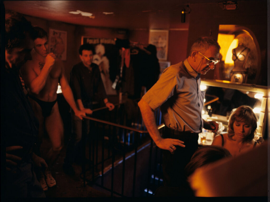Kieślowski (director) gives instructions to actresses while filming the scene in the Live-Show nightclub in Paris.