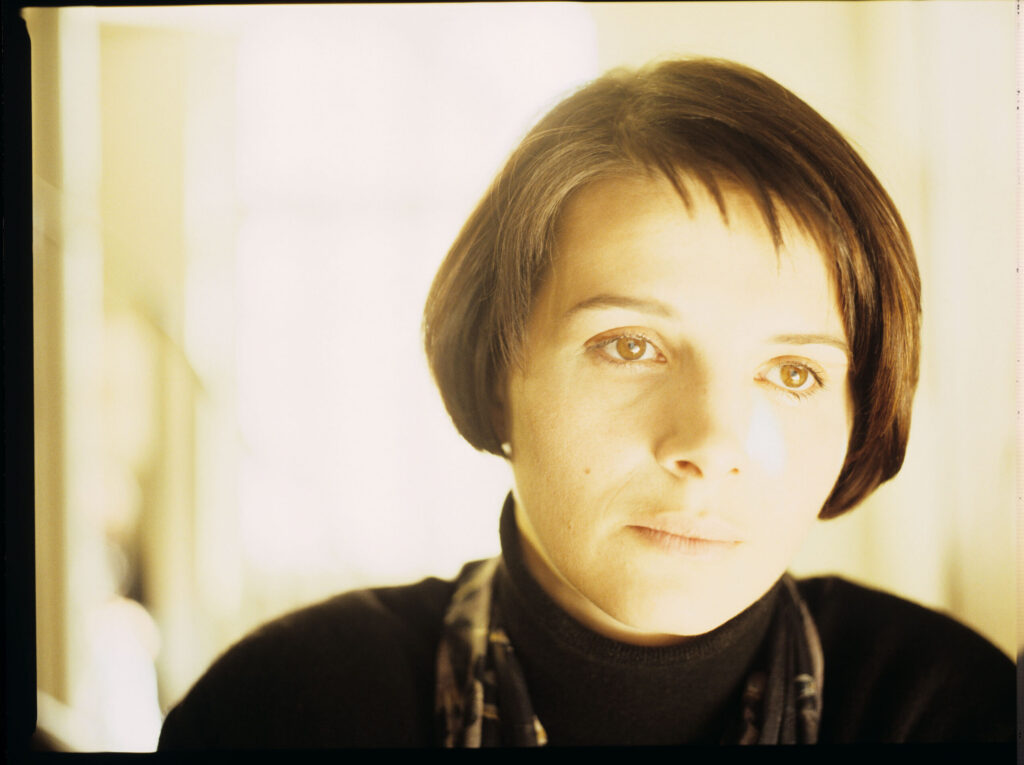 A still showing the main character of the film, Julie Vignon de Courcy (Juliette Binoche).