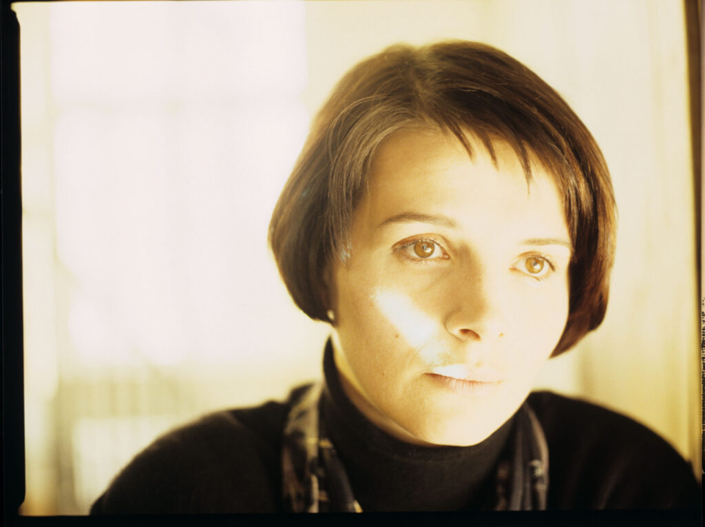 A still showing the main character of the film, Julie Vignon de Courcy (Juliette Binoche).