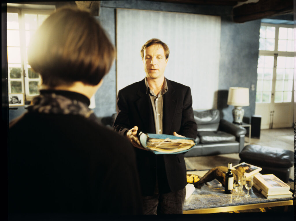 Olivier (Benoît Régent) i Julie (Juliette Binoche) podczas spotkania w podparyskiej rezydencji rodziny de Courcy.