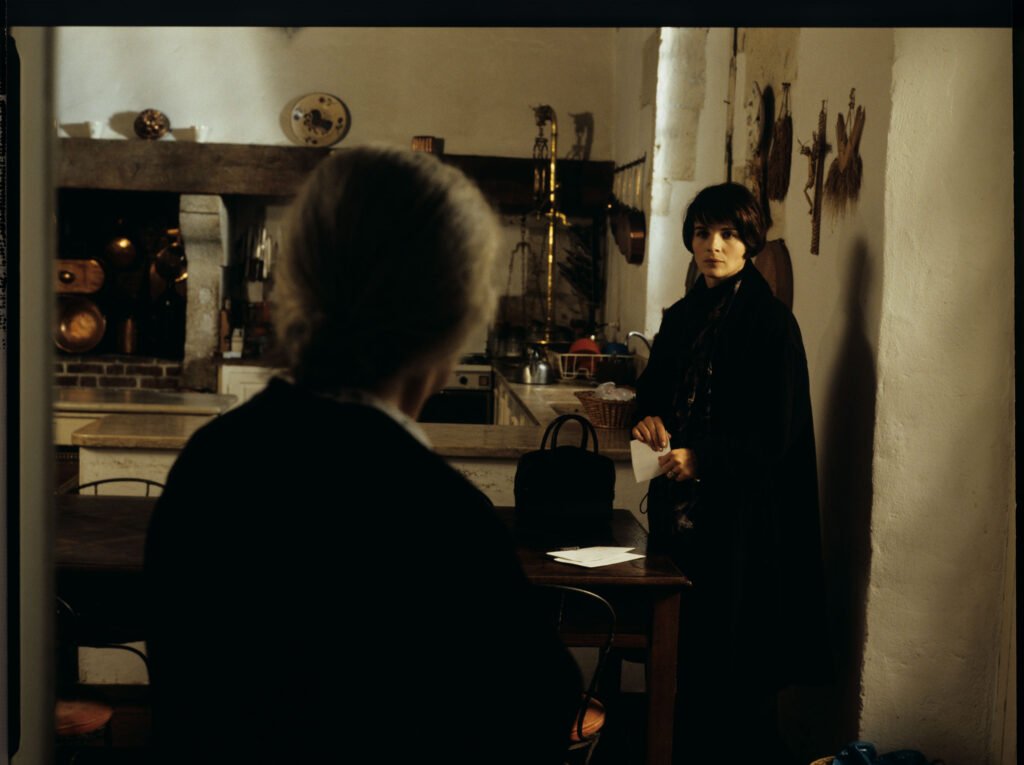 Julie (Binoche), po wyjściu ze szpitala, rozmawia ze służącą (Isabelle Sadoyan) w kuchni swojej posiadłości pod Paryżem.