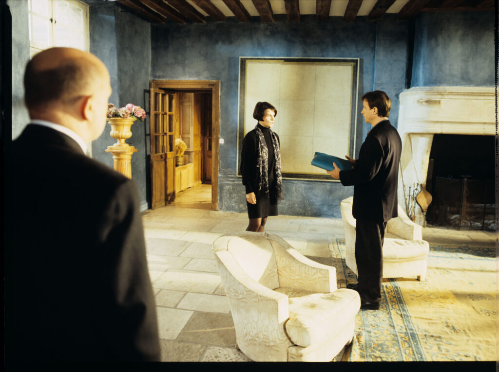 Julie's (Binoche) meeting with Olivier (Régent) and the family lawyer (Ollivier) in Julie's house near Paris.
