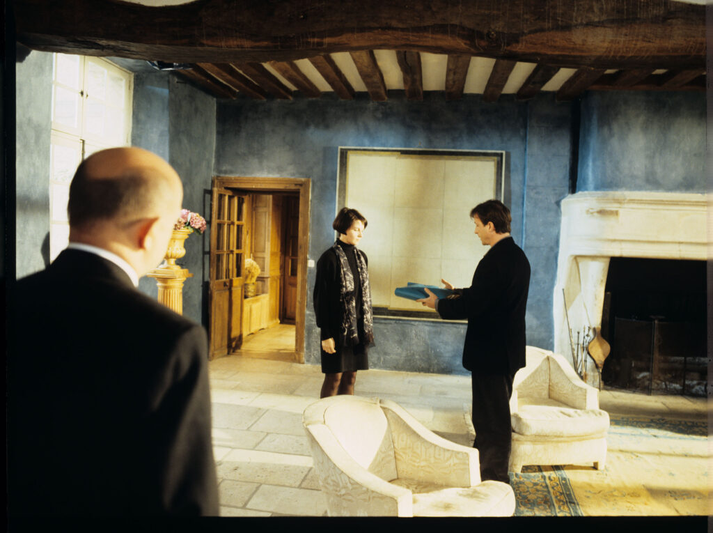Spotkanie Julie (Binoche) z Olivierem (Régent) i rodzinnym prawnikiem (Ollivier) w podparyskim domu Julie.