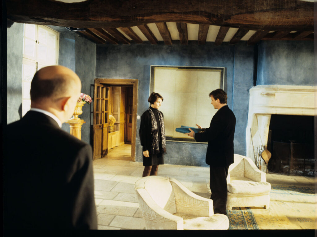 Julie's (Binoche) meeting with Olivier (Régent) and the family lawyer (Ollivier) in Julie's house near Paris.