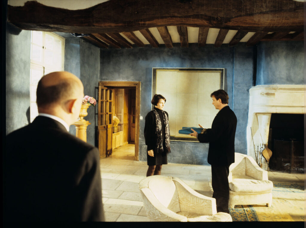 Julie's (Binoche) meeting with Olivier (Régent) and the family lawyer (Ollivier) in Julie's house near Paris.