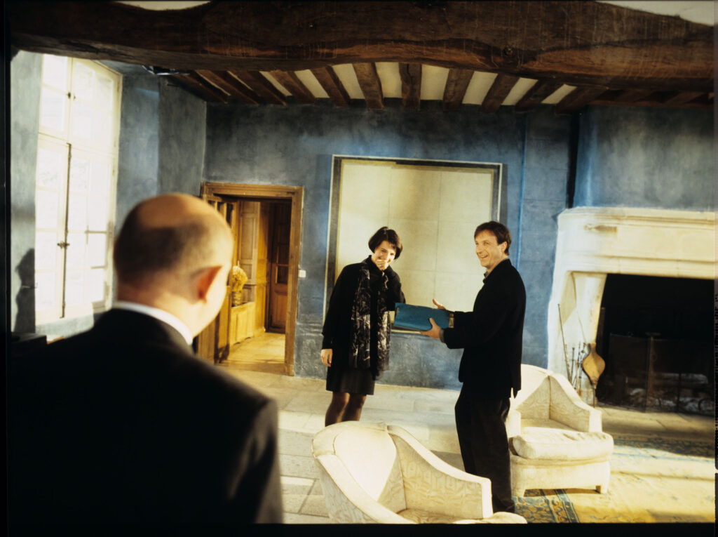 Spotkanie Julie (Binoche) z Olivierem (Régent) i rodzinnym prawnikiem (Ollivier) w podparyskim domu Julie.