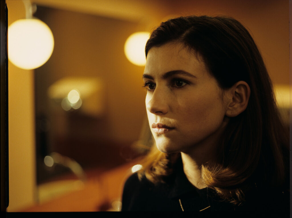 Sandrine (Florence Pernel), kochanka Patrice'a de Courcy, podczas spotkania z Julie w kawiarnianej toalecie.