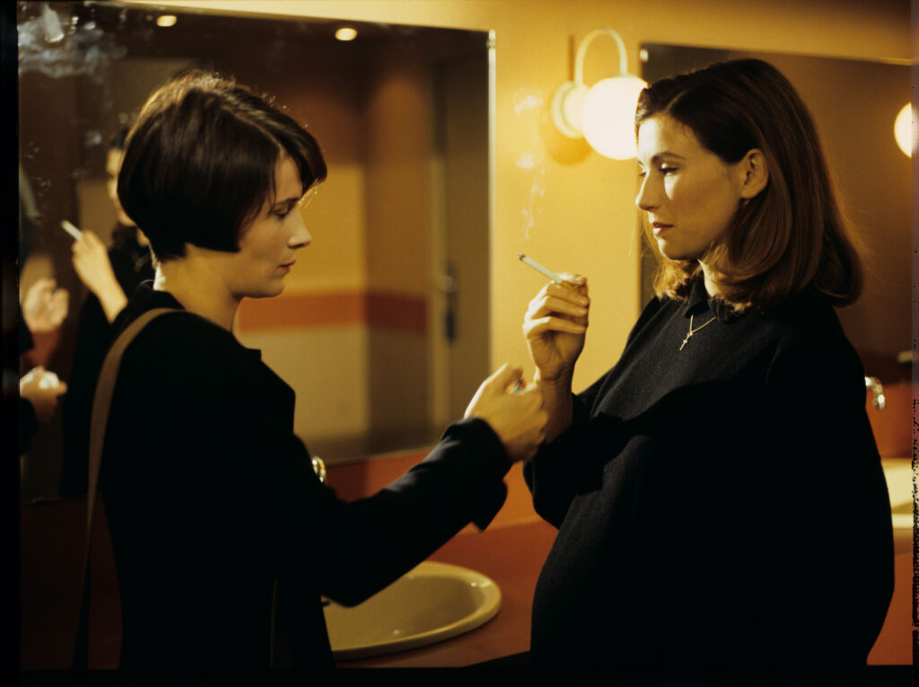 Sandrine (Florence Pernel), kochanka Patrice'a de Courcy, podczas spotkania z Julie w kawiarnianej toalecie.