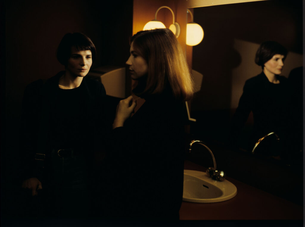 Sandrine (Pernel), kochanka Patrice'a de Courcy, podczas spotkania z Julie (Binoche) w kawiarnianej toalecie.