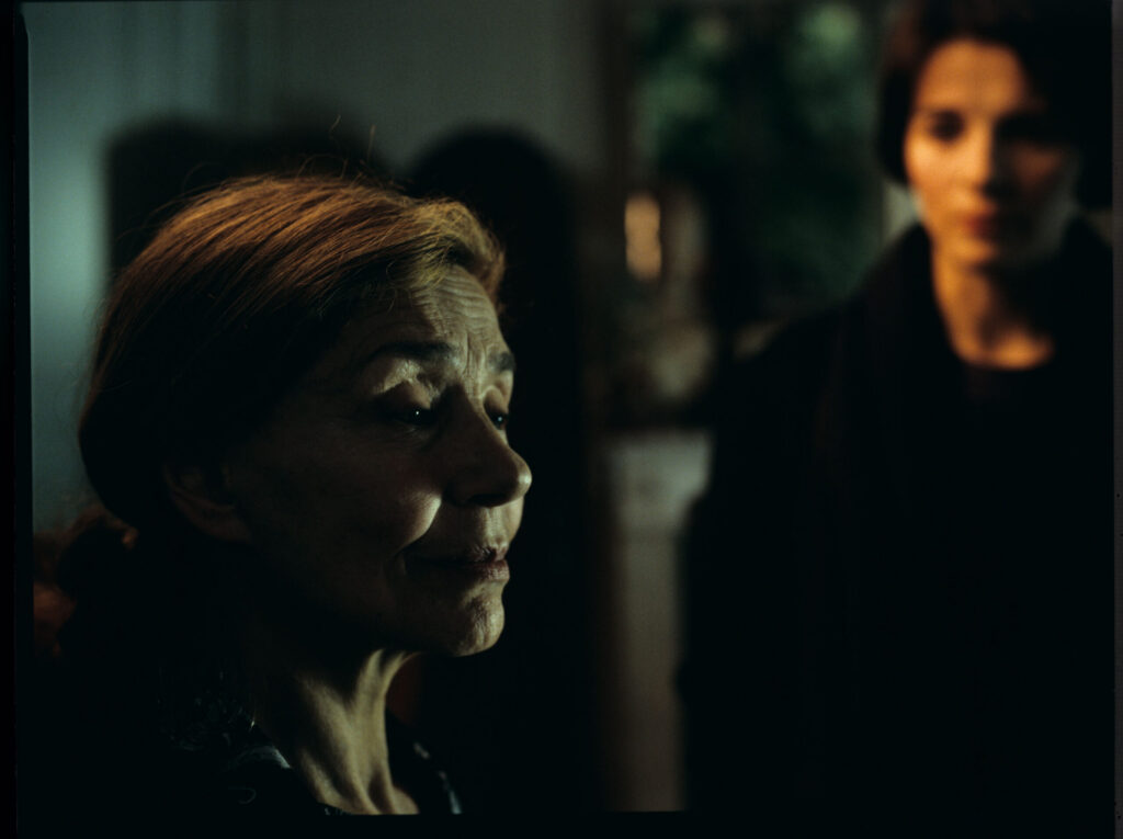 Julie (Juliette Binoche) visits her mother (Emmanuelle Riva) in a nursing home.