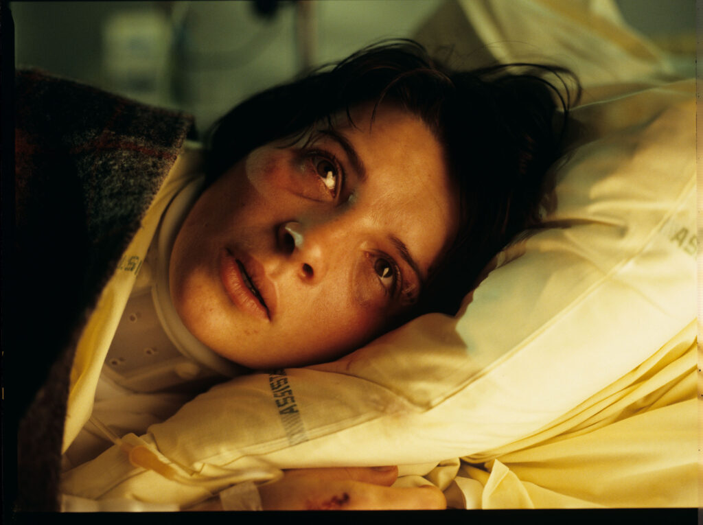 Julie (Juliette Binoche) w szpitalu po wypadku samochodowym, w którym zginęli jej mąż i jedyna córka